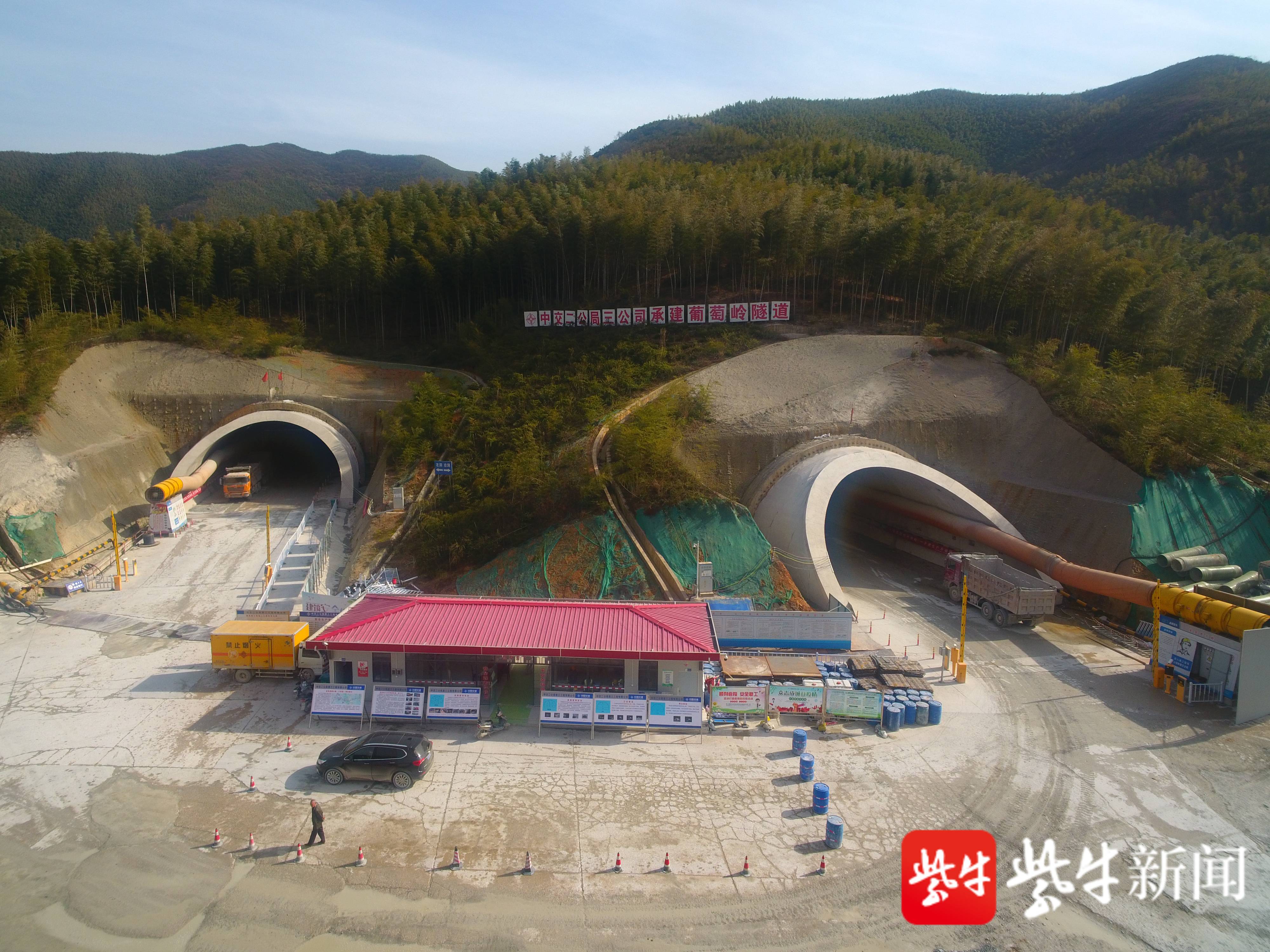 8公里,从宜兴这头削竹式的隧道洞门进入,驱车几分钟,就到了浙江.