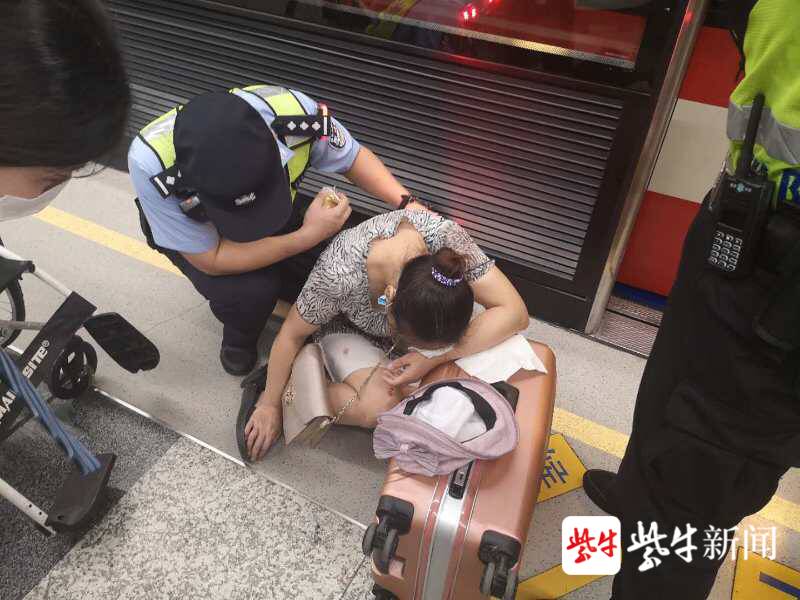 女子中暑晕倒在地铁站,浑身无力只能用手势交流