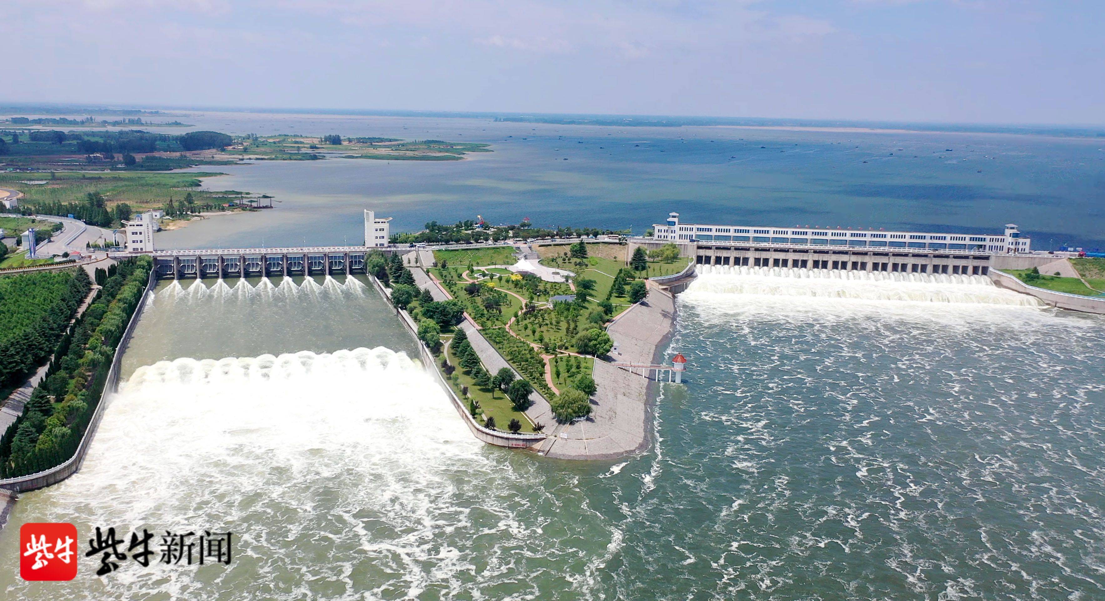 石梁河水库南北泄洪闸泄洪