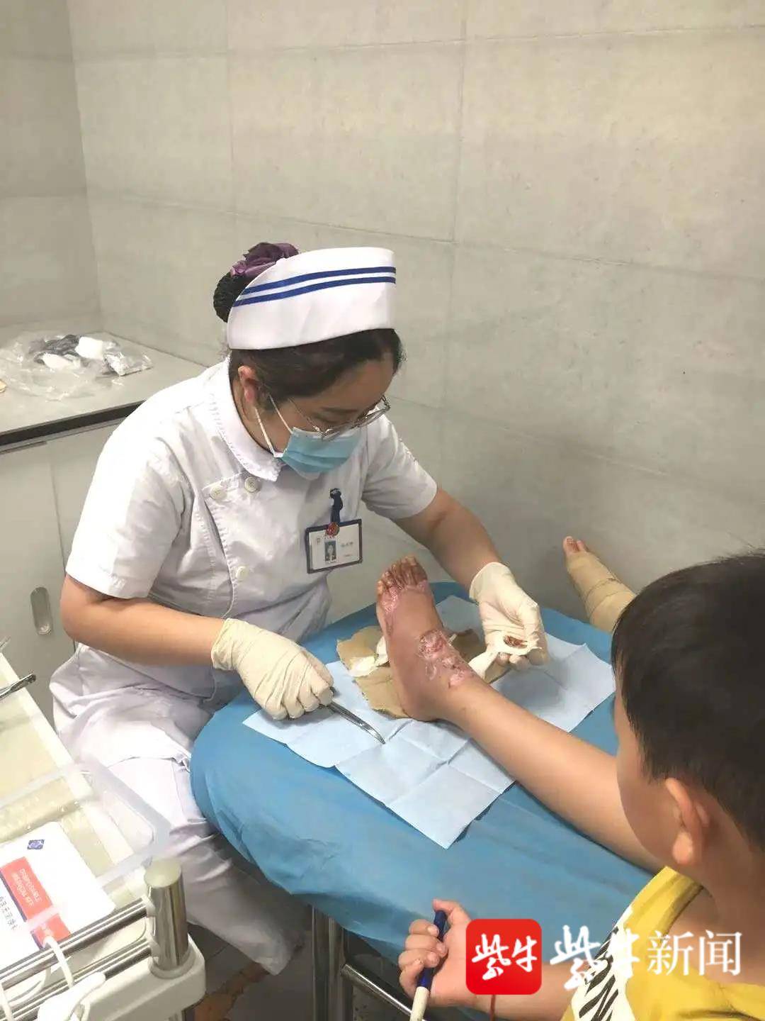 施姣娜护士长为患者处理创面