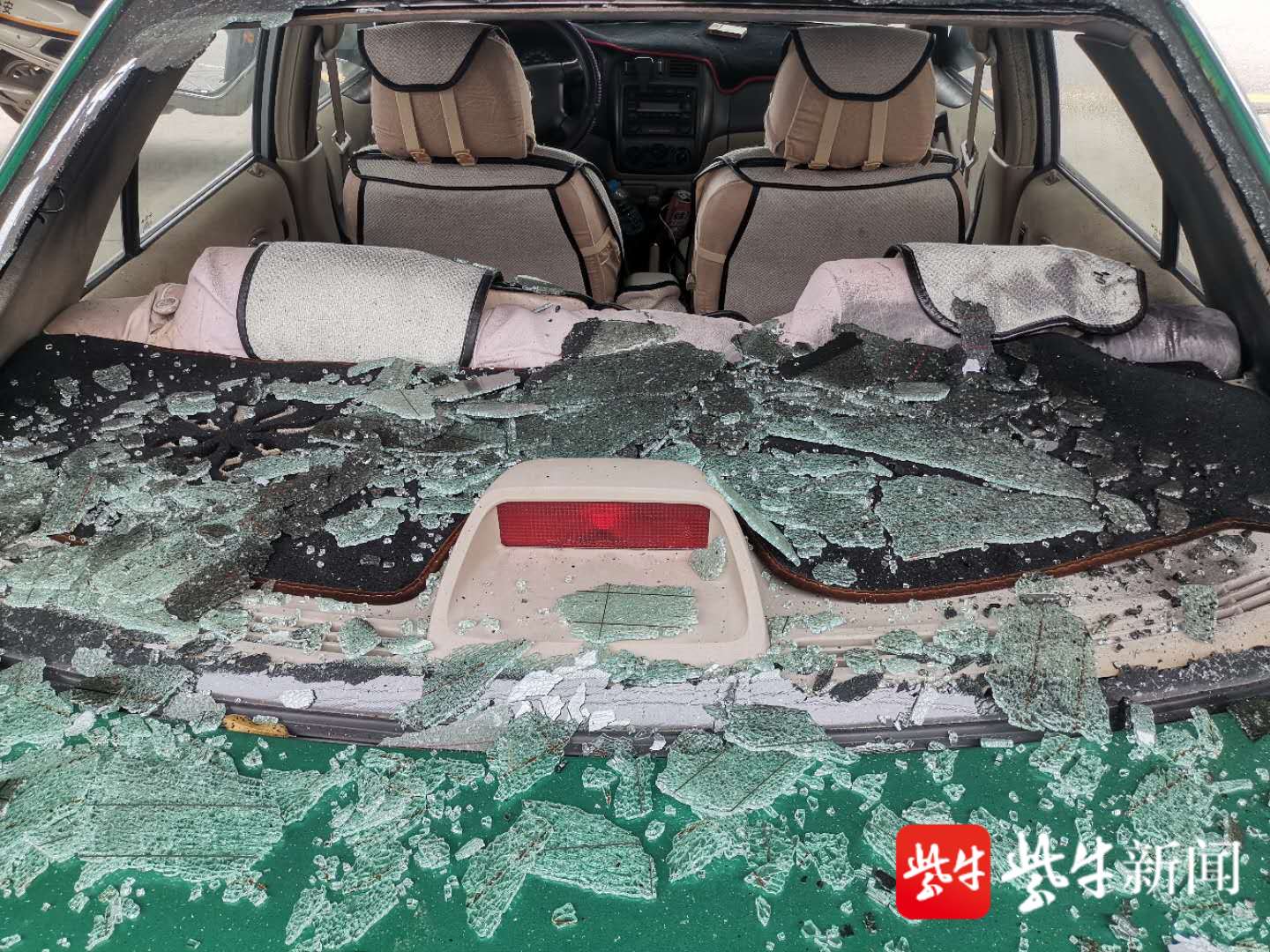 图为车辆玻璃自爆现场