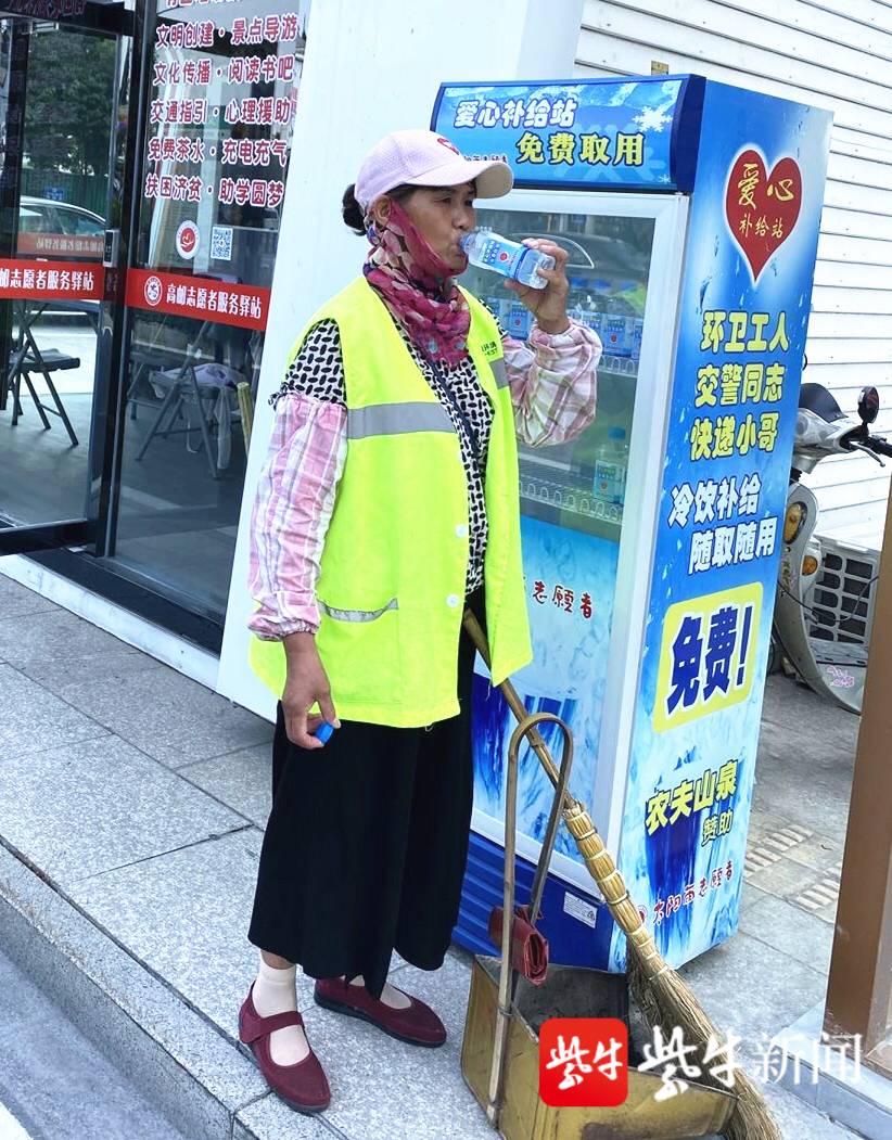 环卫阿姨大口喝水