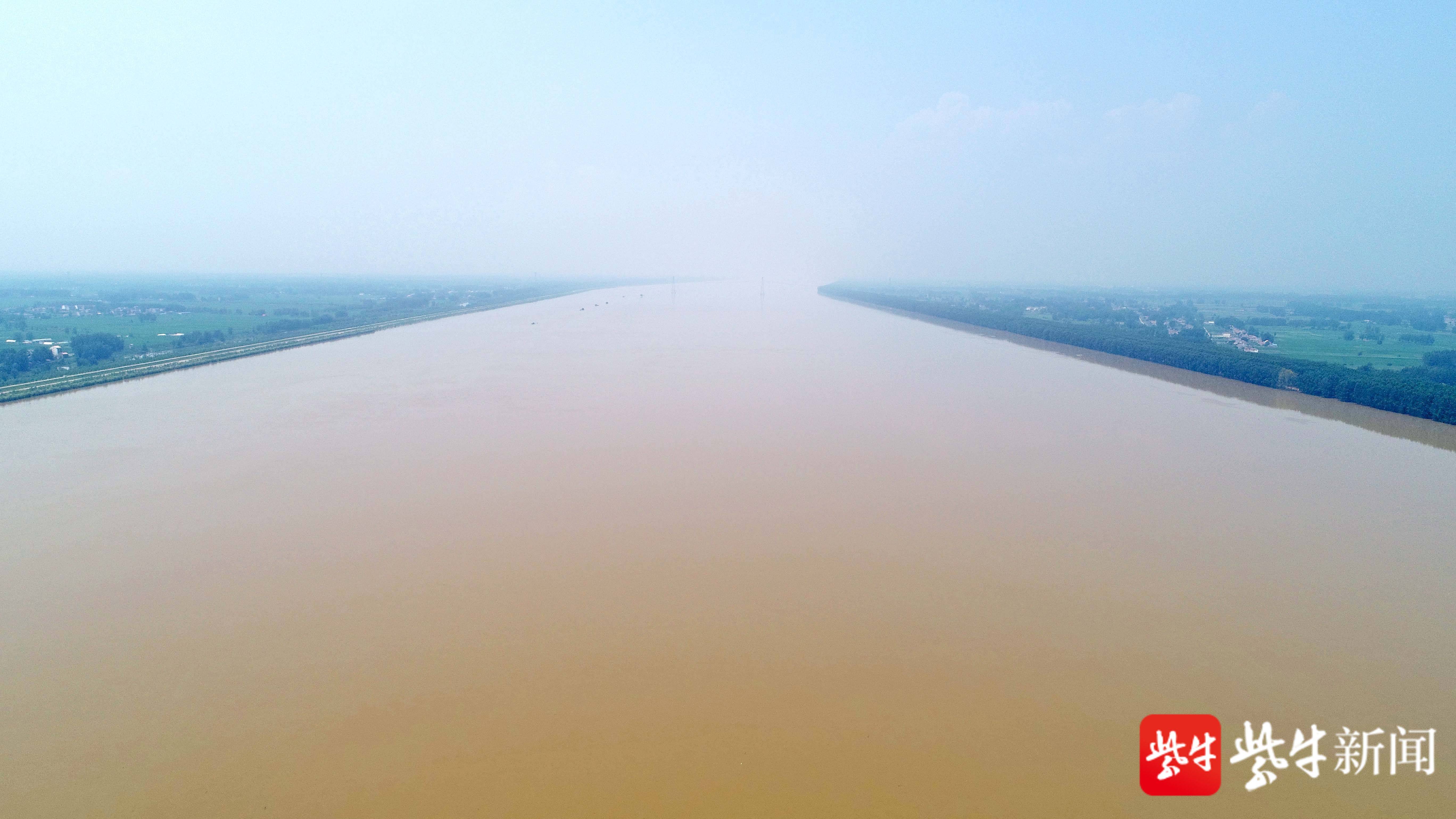由于今年沂沭泗流域上游降雨频繁,大量洪水从连云港市的新沂河,新沭河