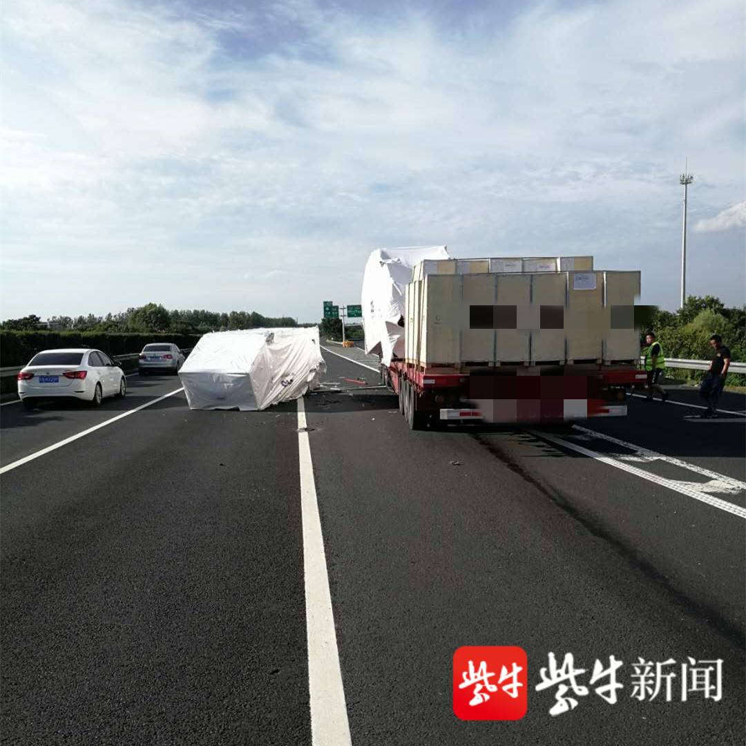 惊险 备胎突然掉下 5吨重货物被颠落高速