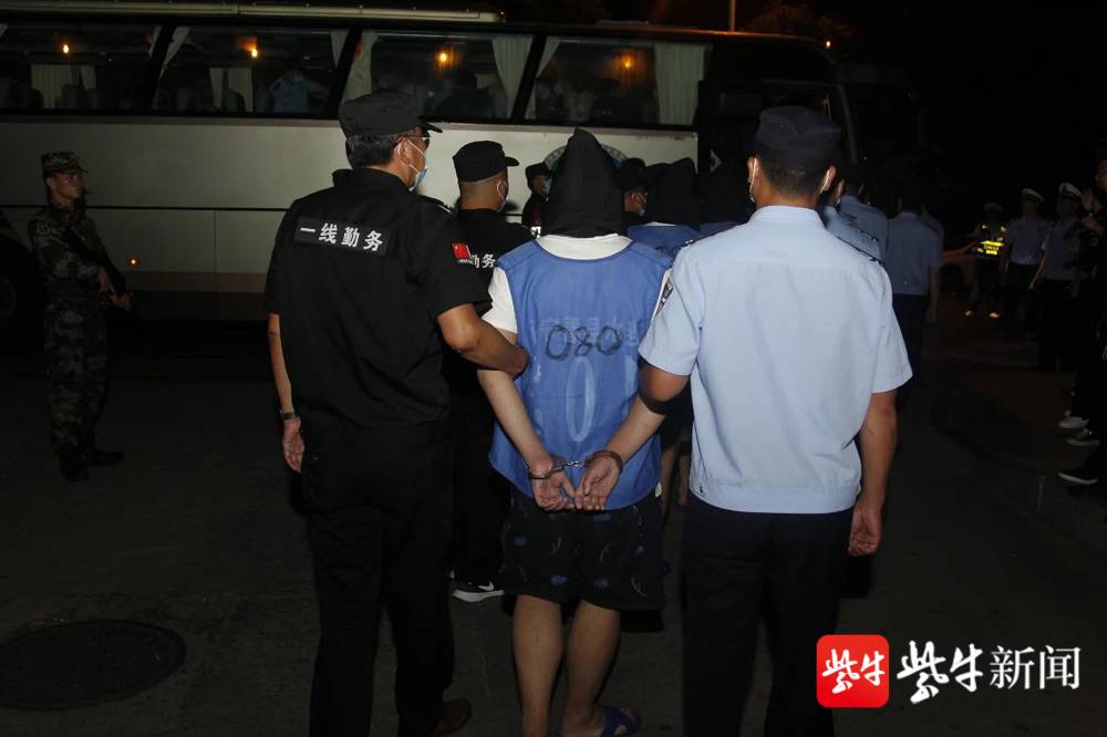 视频| 涟水看守所搬迁,凌晨,八百余警力荷枪实弹紧急押解374名嫌疑人