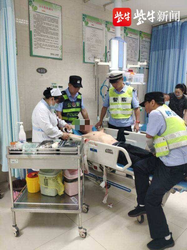 民警将醉酒男子送往医院