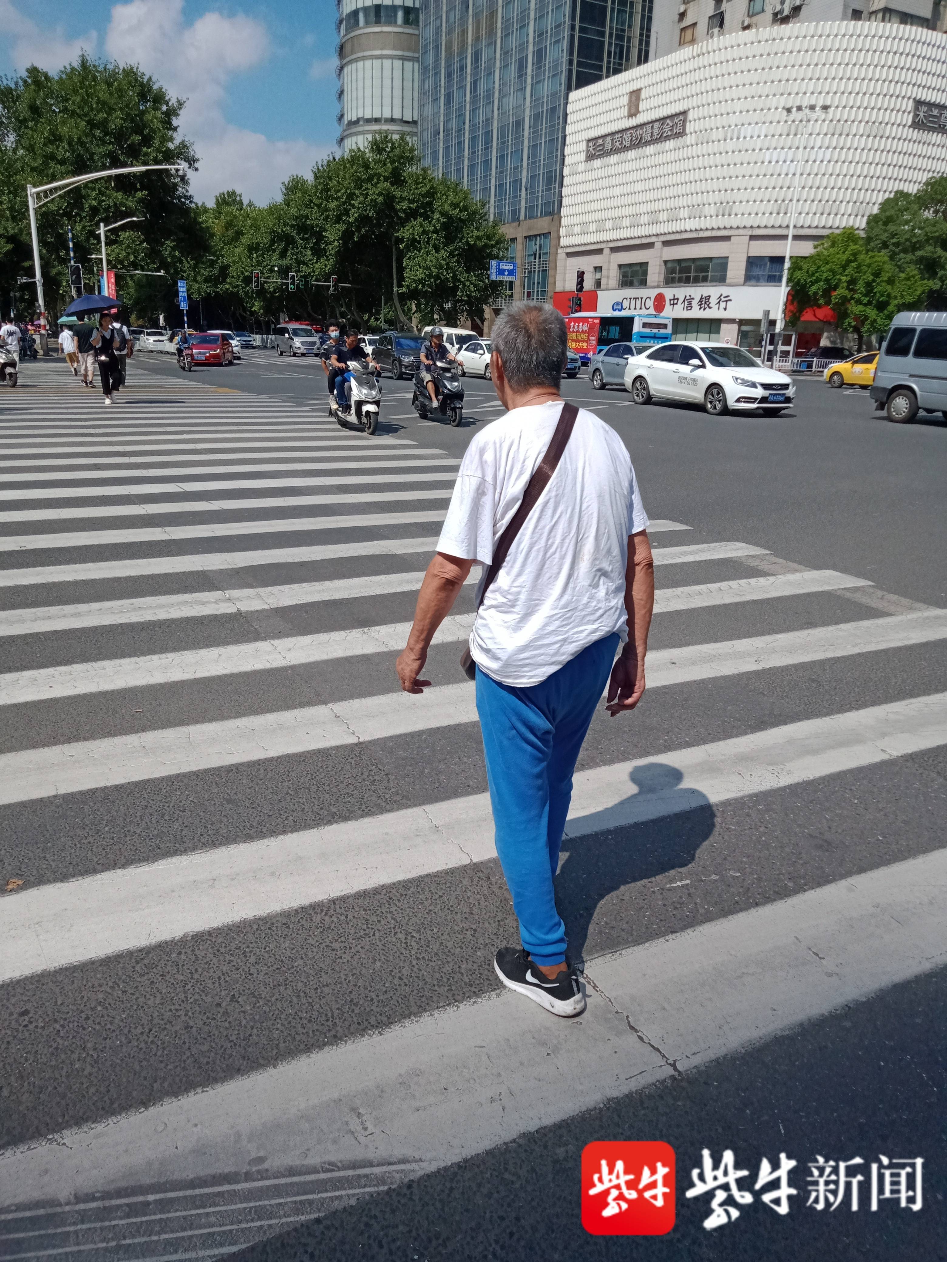 九旬老人在中央路上"打转",南京鼓楼城管队员帮他找到家