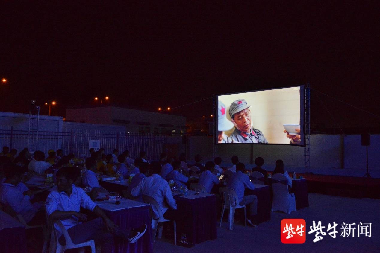 工地现场举办电影首映式 邀请民工兄弟看电影