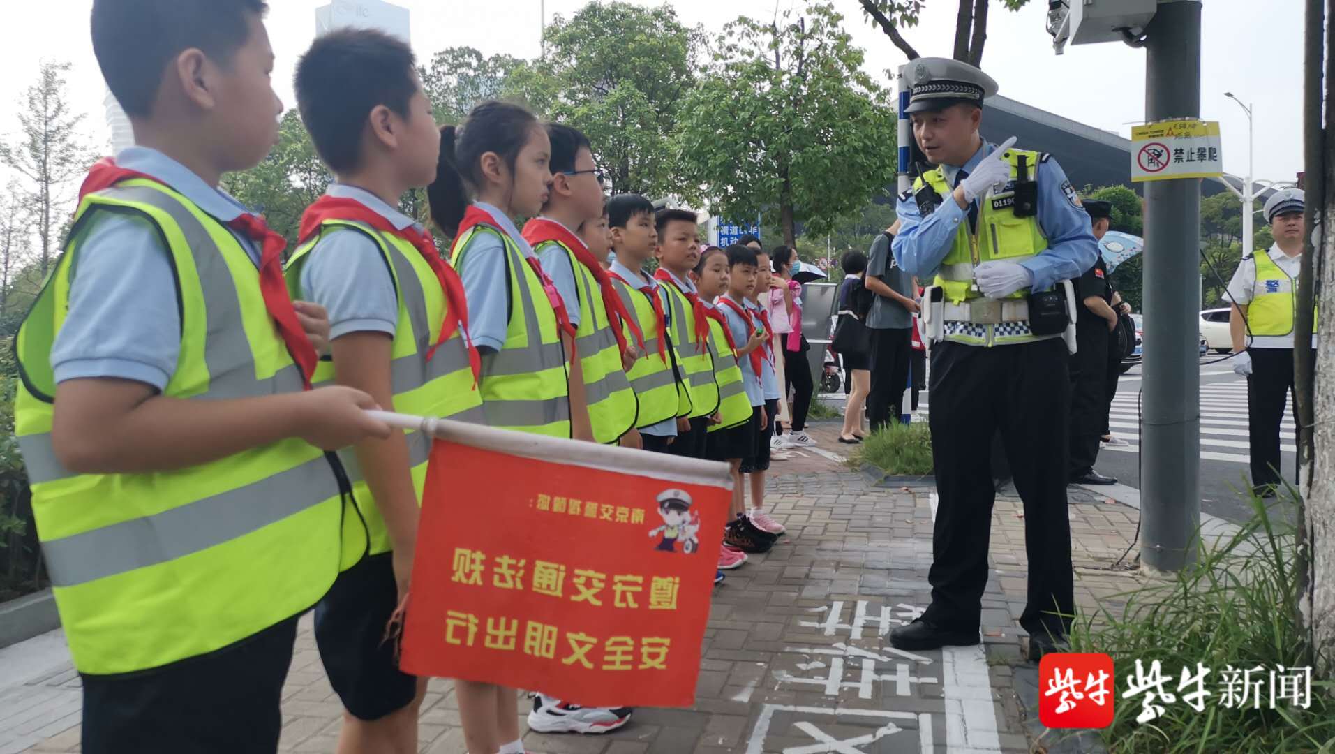 开学前一天,交警带小学生上路体验指挥交通