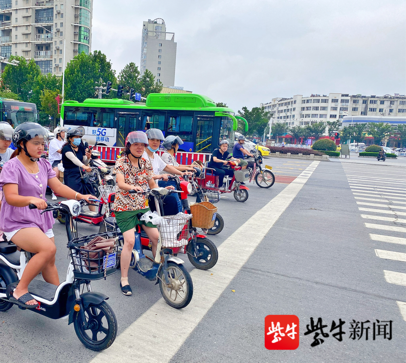 骑电动车戴头盔,已成了众多行人自觉行为