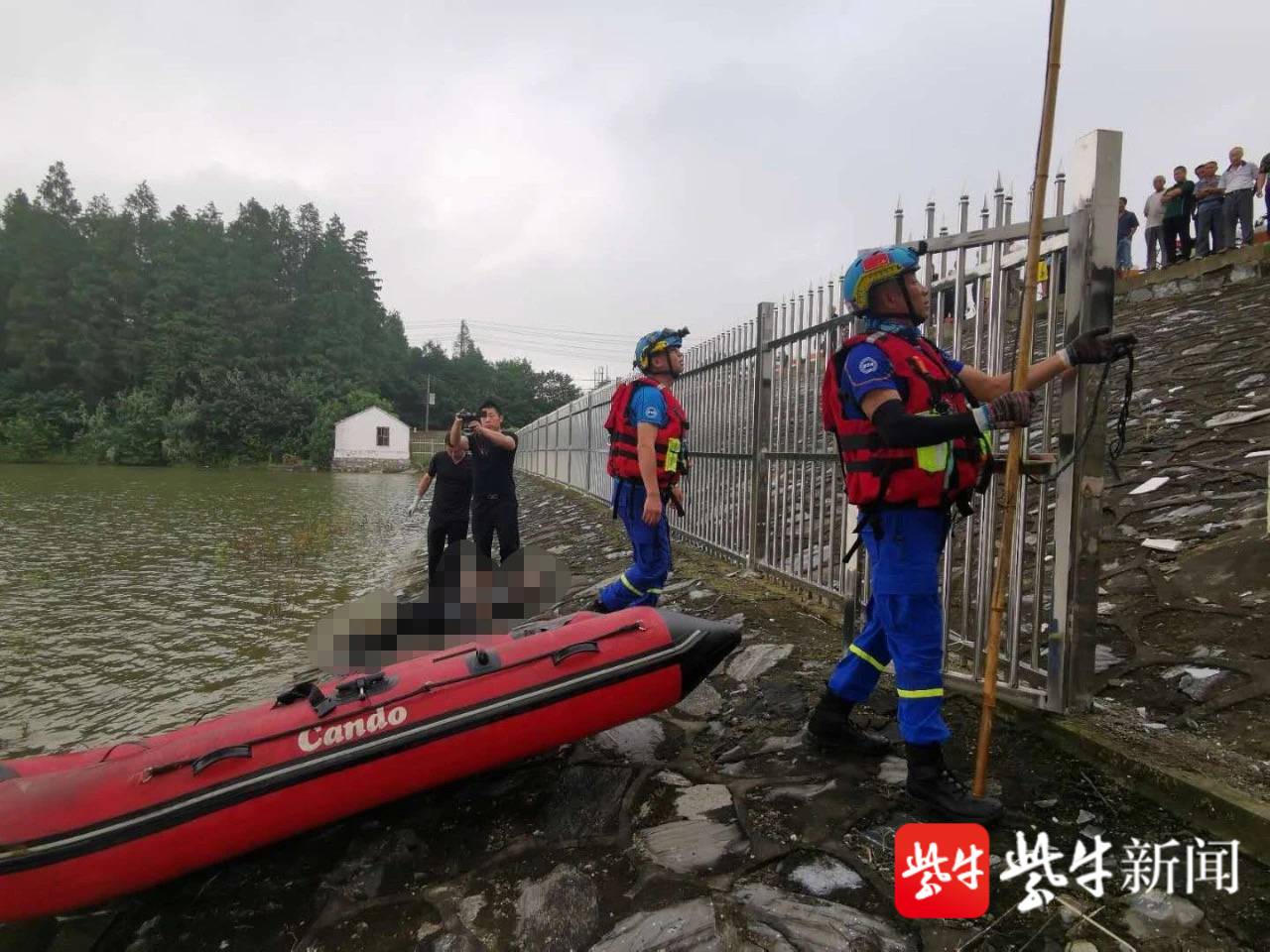 丹阳泰山水库东侧一鱼塘内,疑似有一男青年溺水身亡,急需打捞