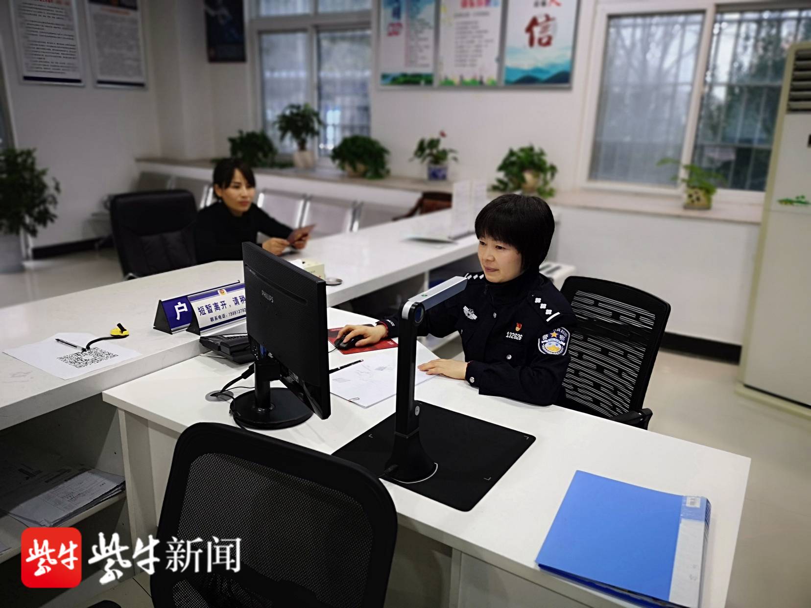 "微笑警察"成长记:常咬着筷子练习,直到露出8颗牙齿