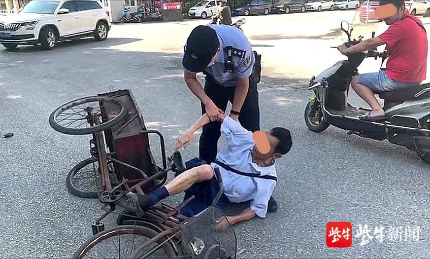 三轮车倒地七旬老人受伤 民警变身"修车工"救助