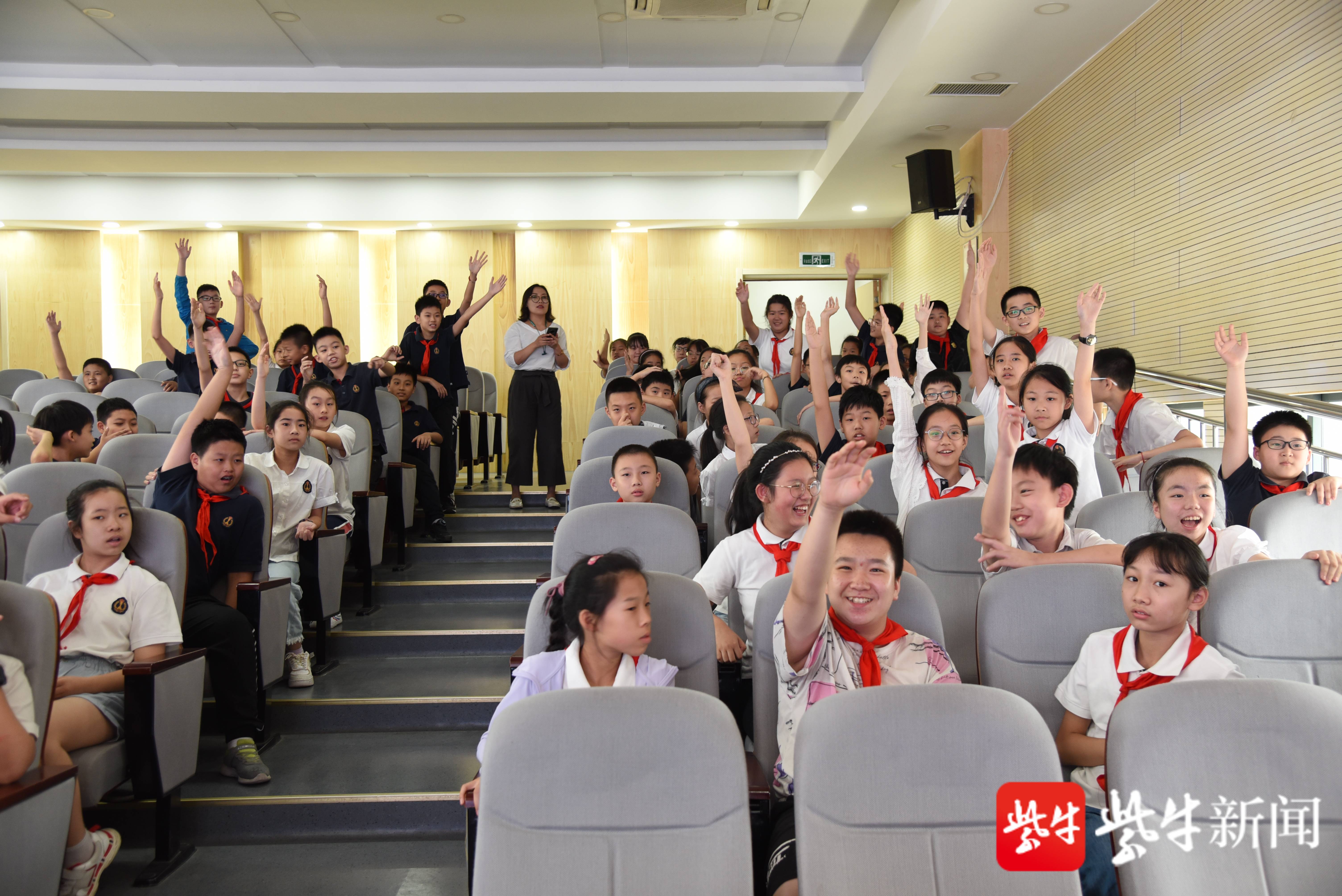 刘家亮 王旻诗  记者 万凌云)  14日下午,镇江市红旗小学迎来了几名