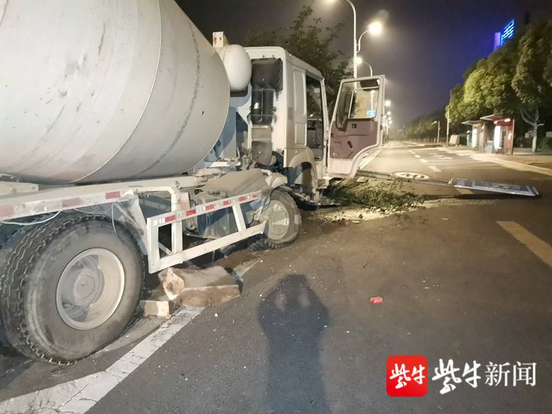 司机疲劳驾驶,满载搅拌车冲上绿化带