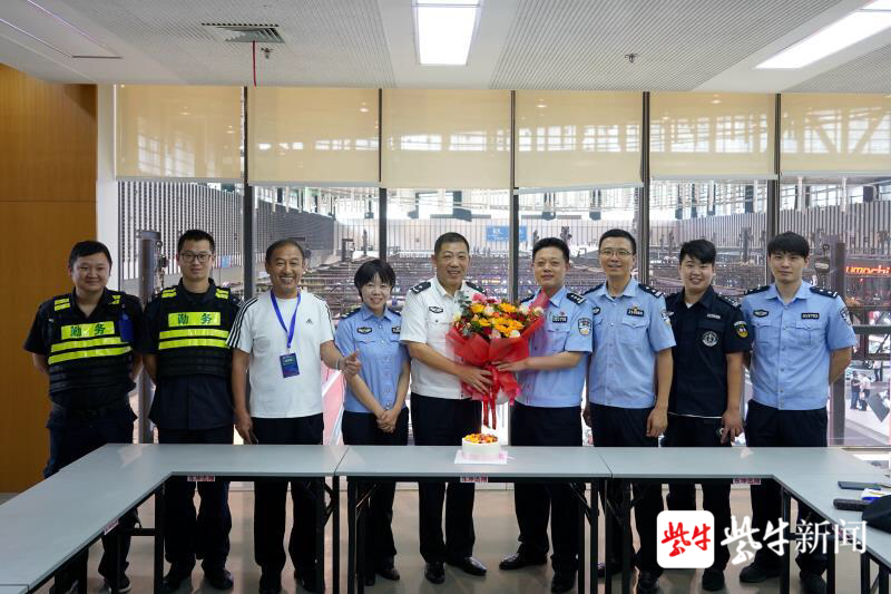 图为建邺分局民警杜荣翔在车展安保现场过生日