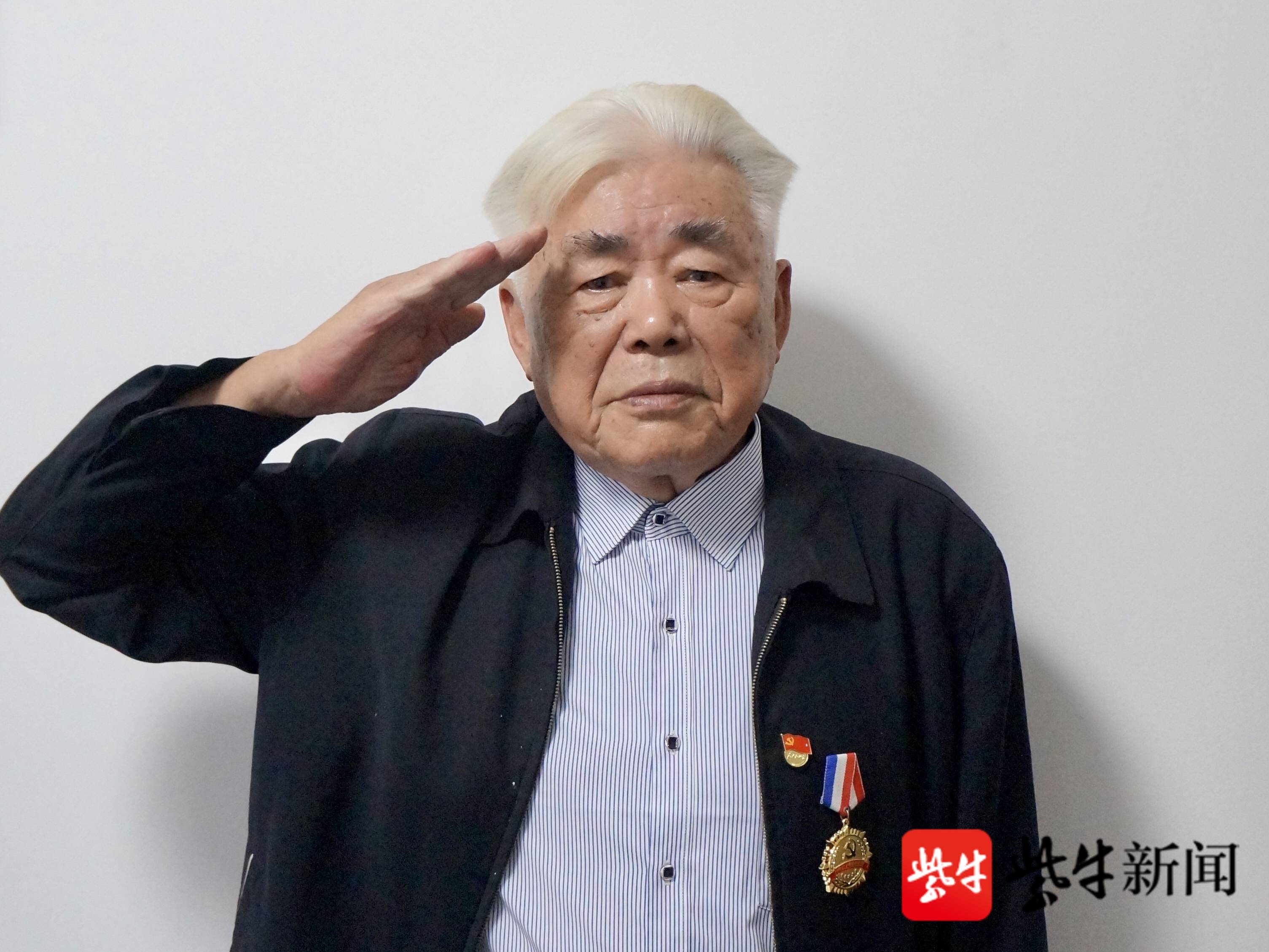 向党和人民敬礼