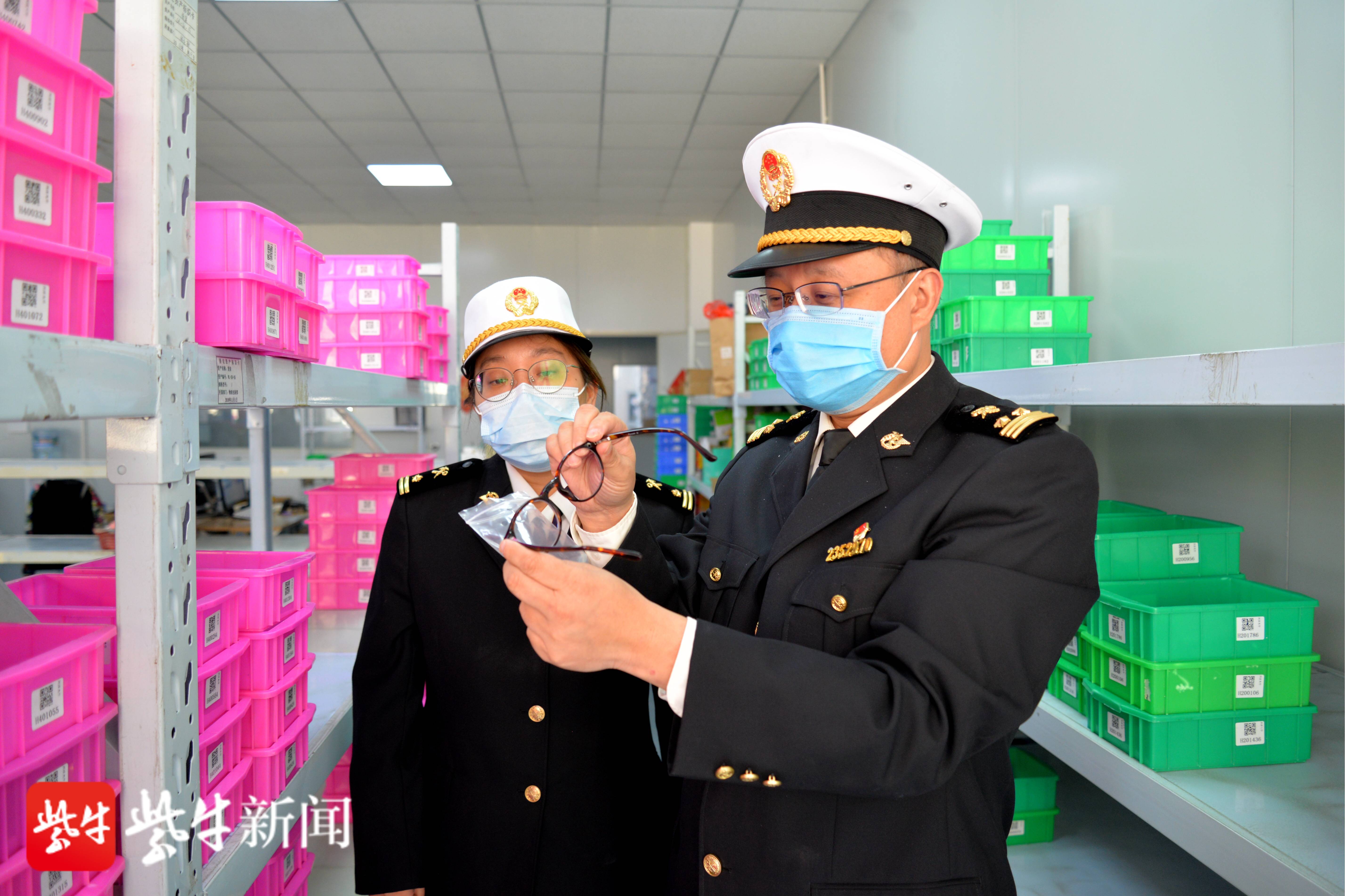 镇江海关关员在眼镜企业调研.  孙弘升 摄