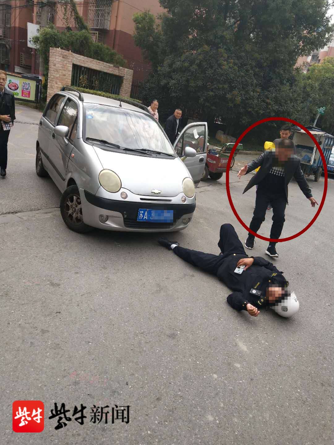 城管大队宝塔桥中队在对违停车辆开具罚单时,突遭违停车主开车冲撞,致