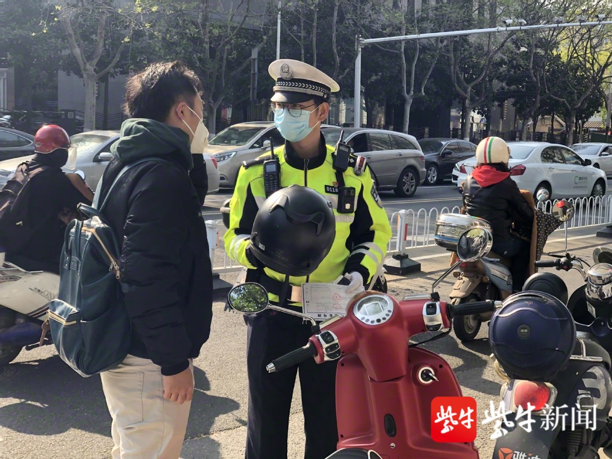 扬子晚报|背人、送诊、挂号、缴费，他一气呵成“省门第一岗”有位“暖男”交警