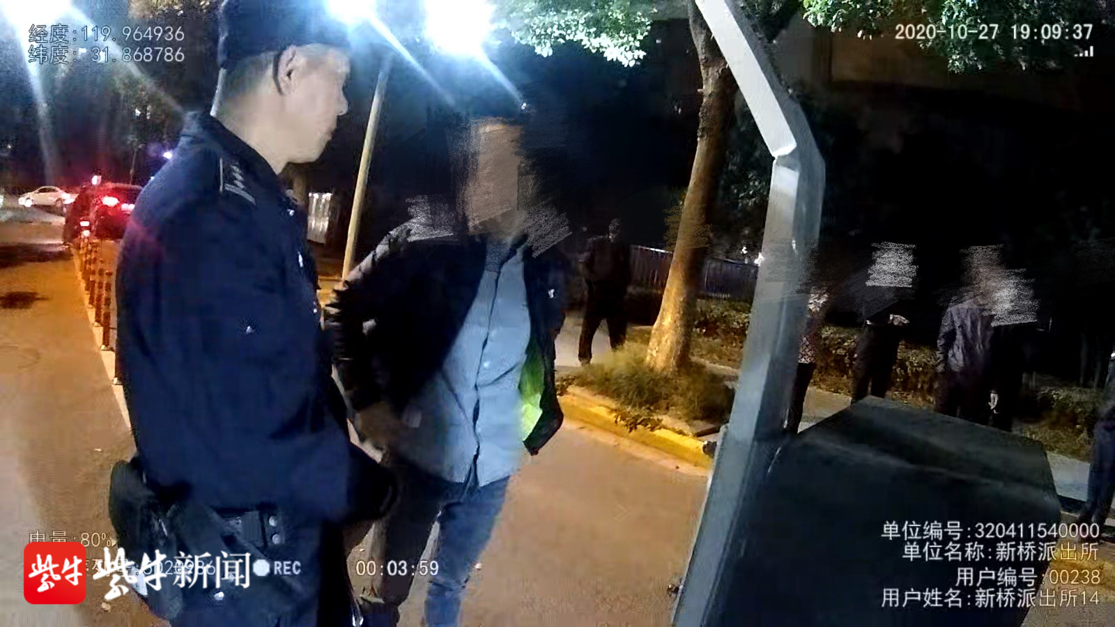 扬子晚报|不服小区新规管理，骑车男上演“手掰道杆”！