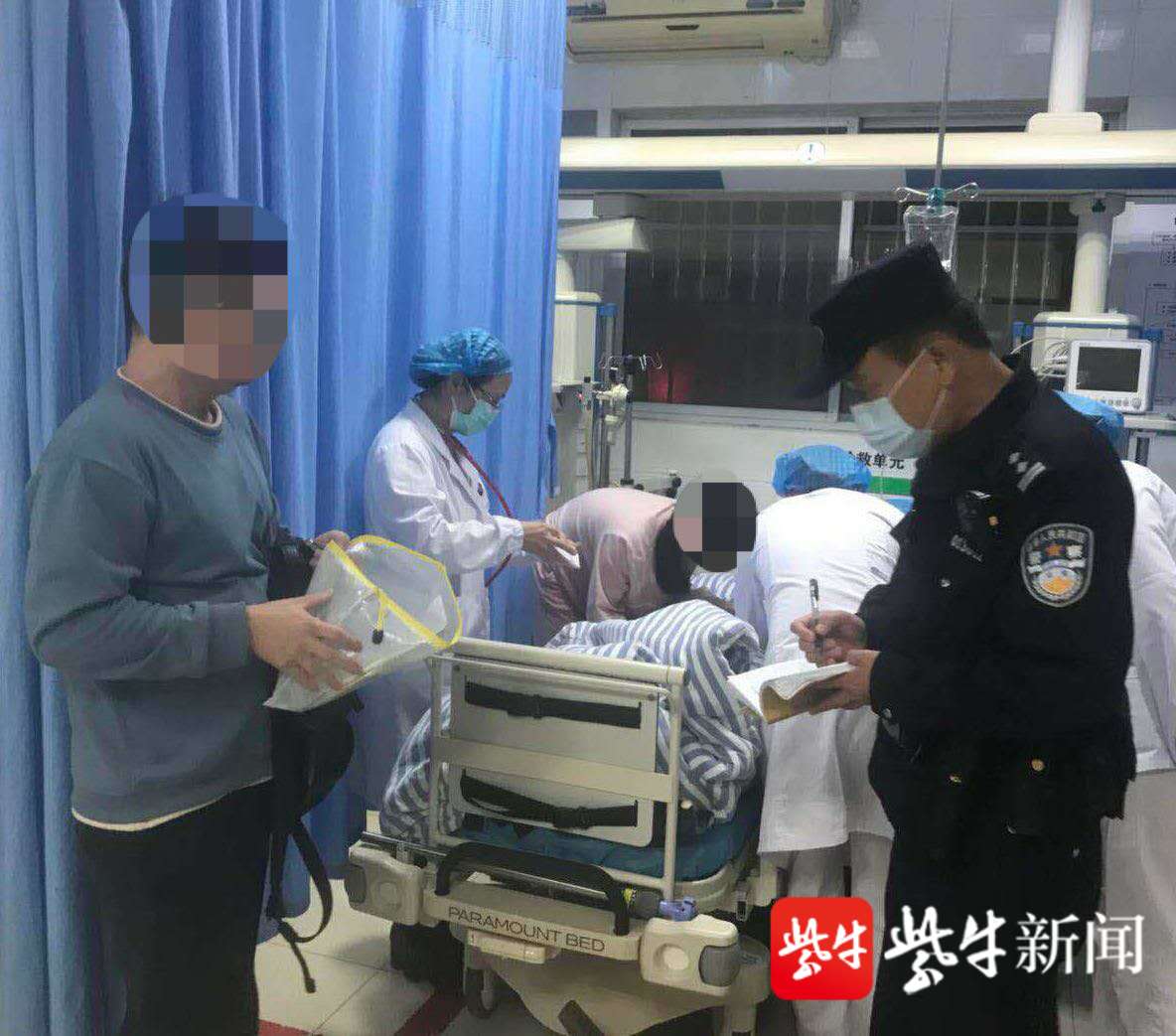 扬子晚报|女童突发疾病晚高峰被堵路上，民警及时救助顺利送医