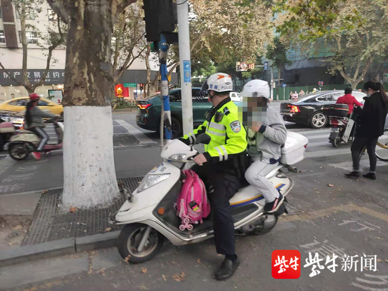 扬子晚报|小女孩放学途中迷路，暖心交警骑警摩相送