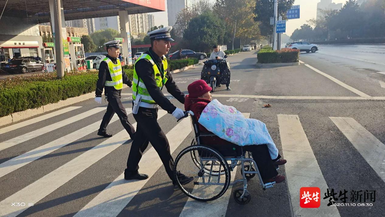 辅警推老奶奶过马路