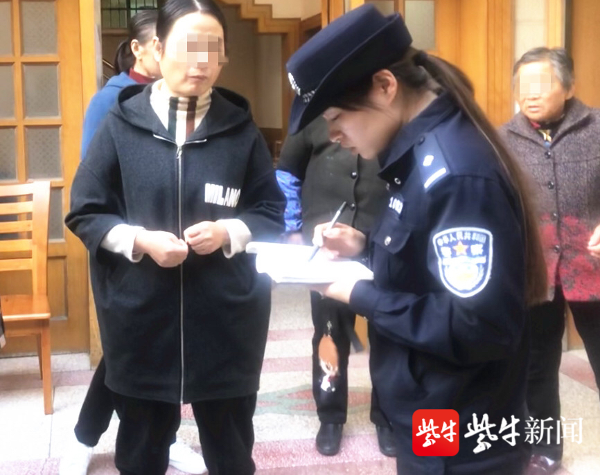 女民警跪拍為彌留之際的老人補辦身份證模糊背面照感動網友