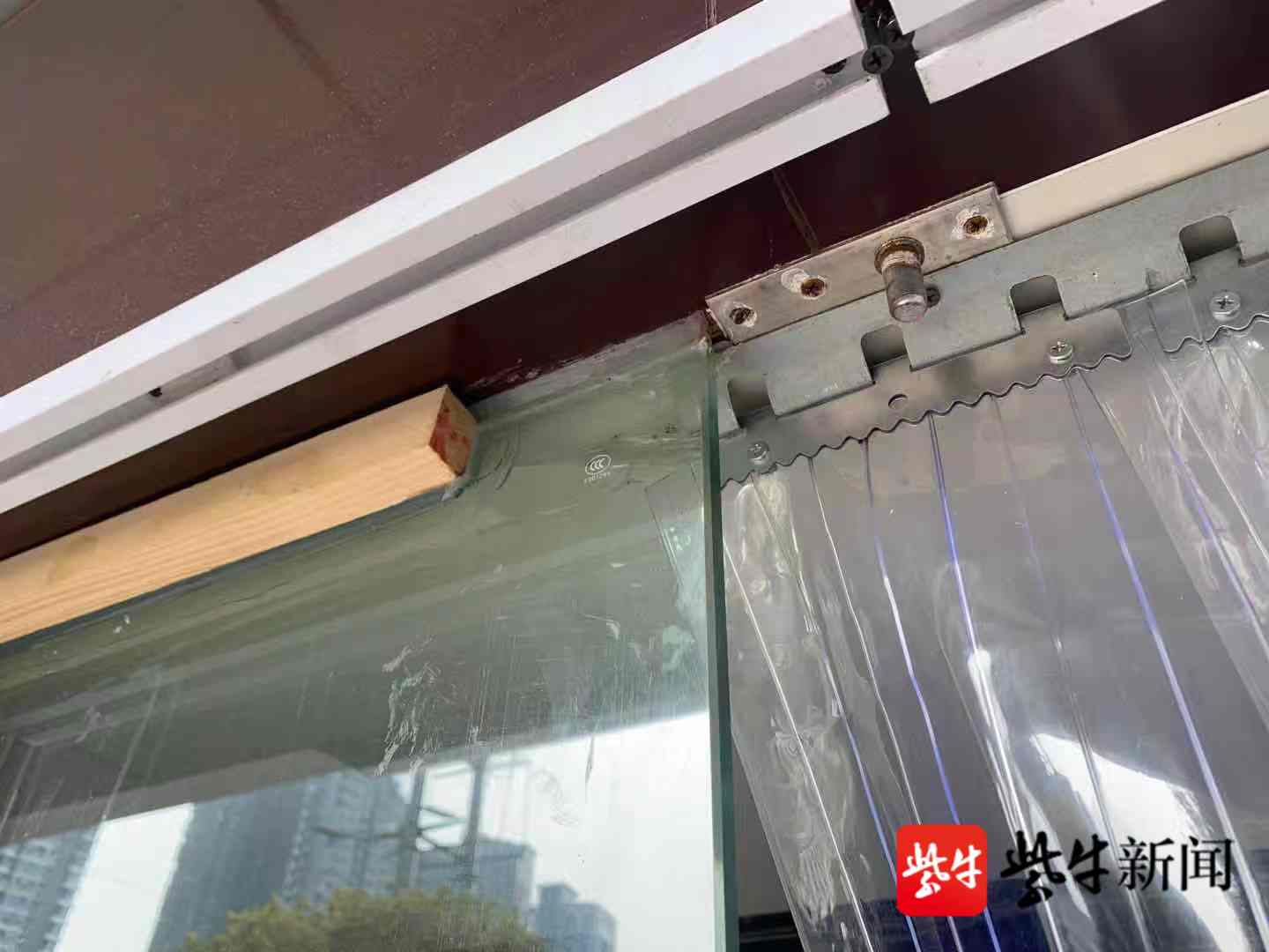 玻璃墙用木条临时固定