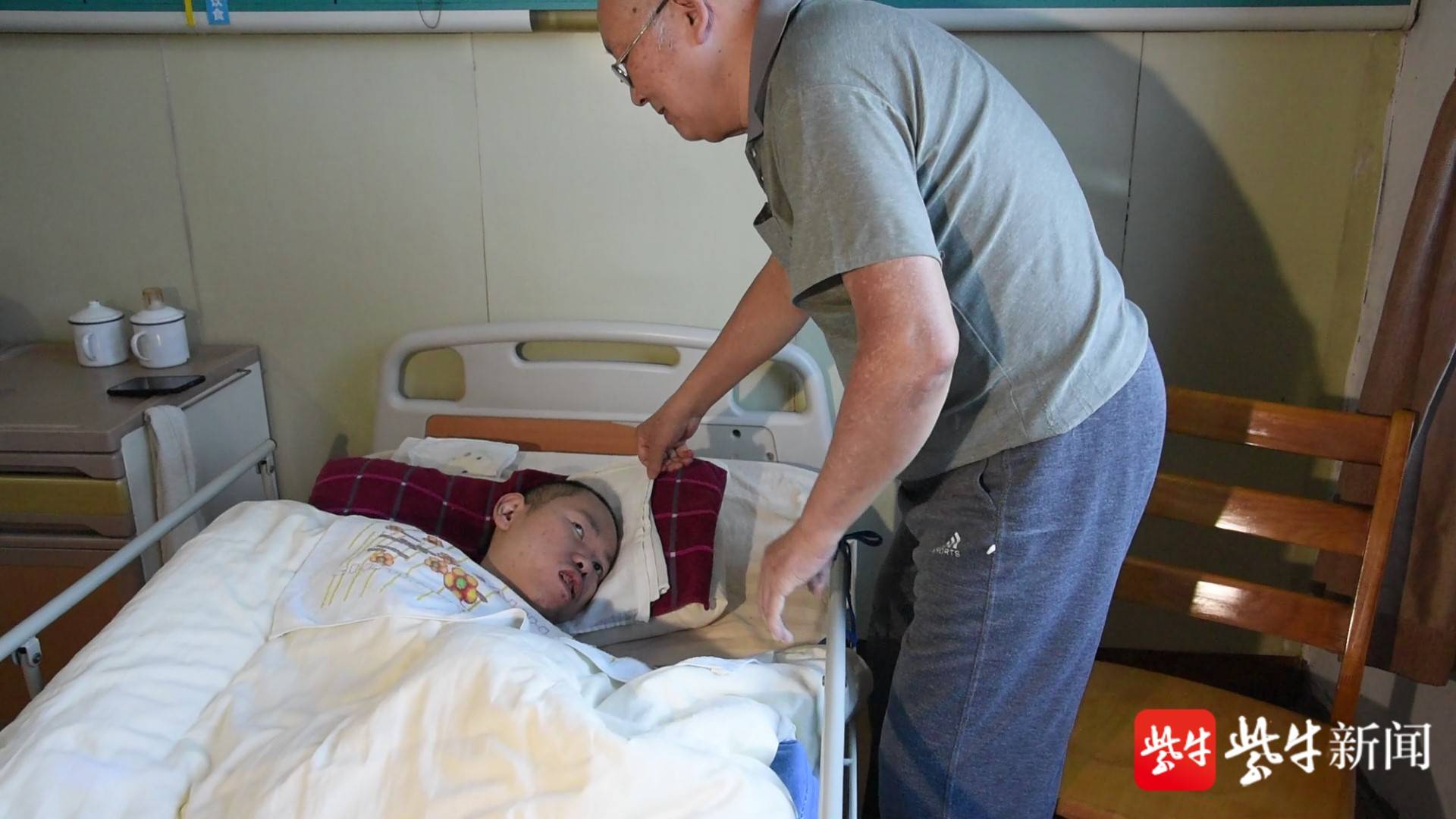 苏州七旬老人照顾脑瘫儿子39年:只希望能够多陪陪他