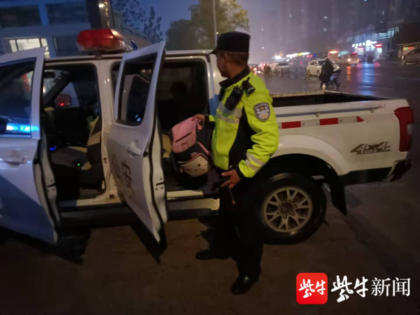 警车送孩子放学回家?是的,不过这是别人家的孩子