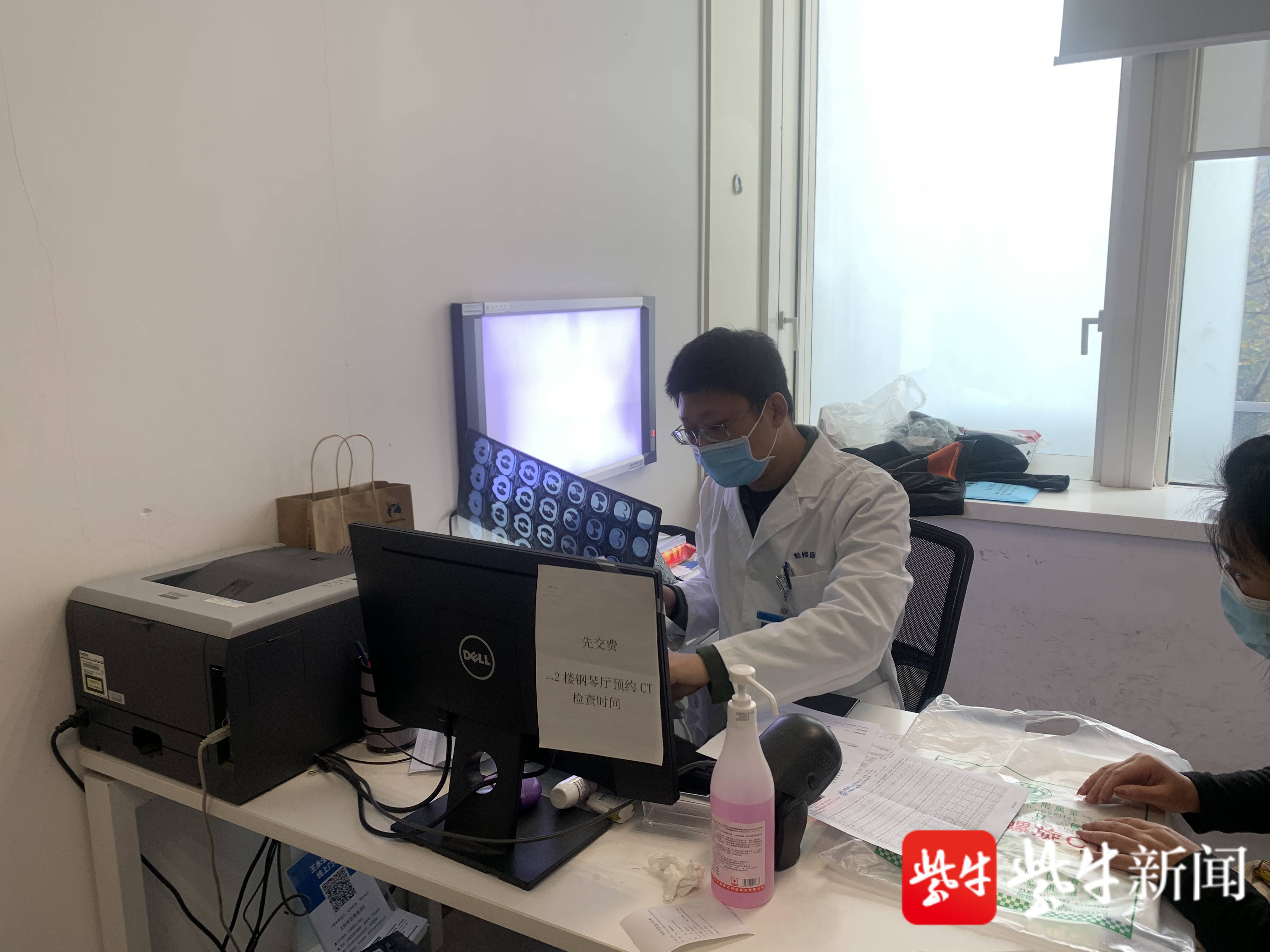 周日上午忙碌的鼓楼医院:上班族"打高铁"来看病,机器人和医生一起忙