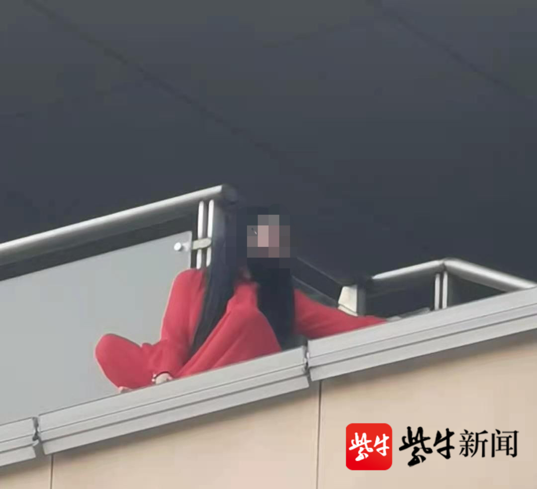 视频 这一"扑,太帅!红衣女子跳楼轻生,生死瞬间特警一个飞扑