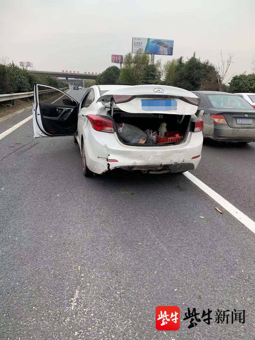 宁洛高速公路28公里处往安徽方向,一辆面包车和一辆白色轿车发生追尾