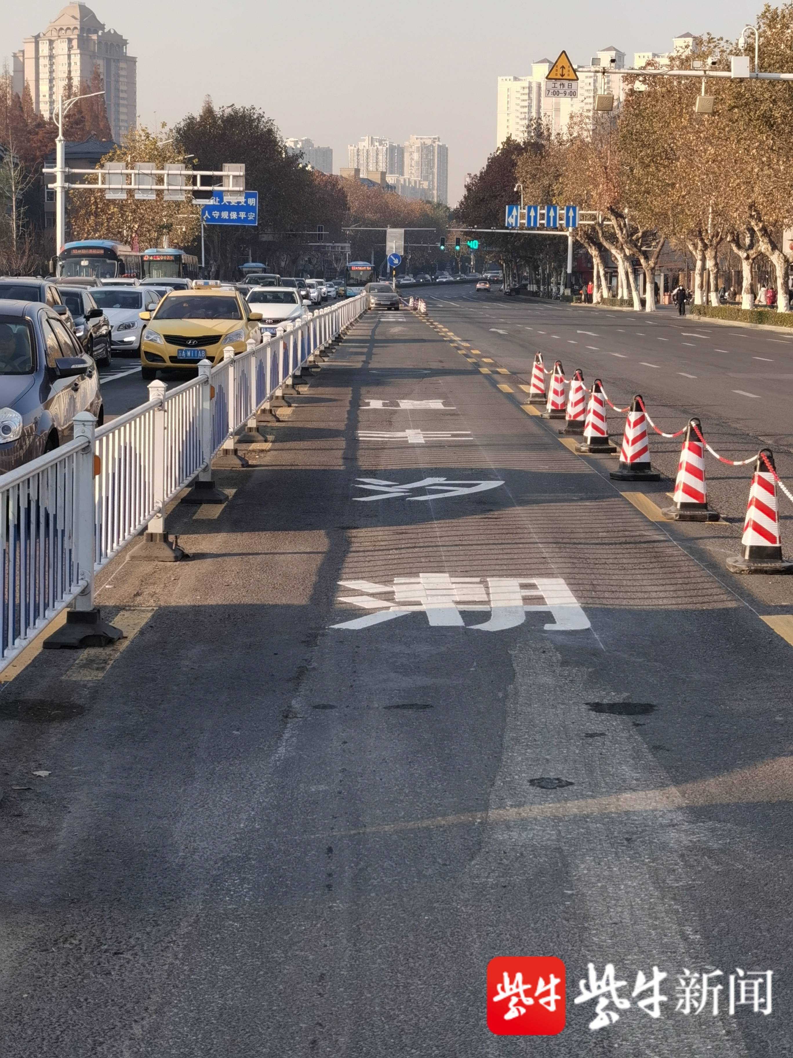 缓堵新举措!南京草场门大街虎踞北路路口推出潮汐 可变车道
