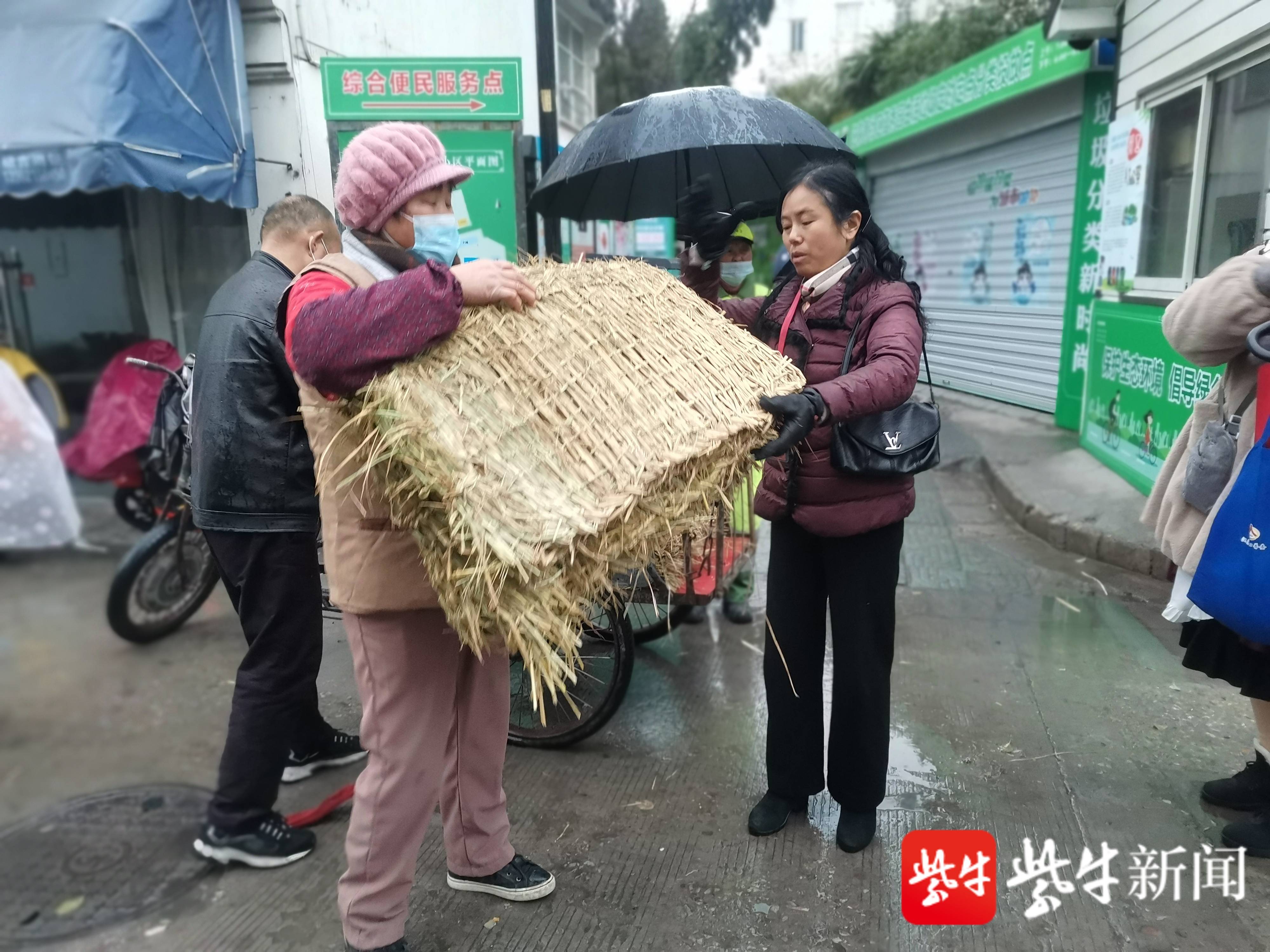 张英缨给小区居民送防滑垫和草包等物资