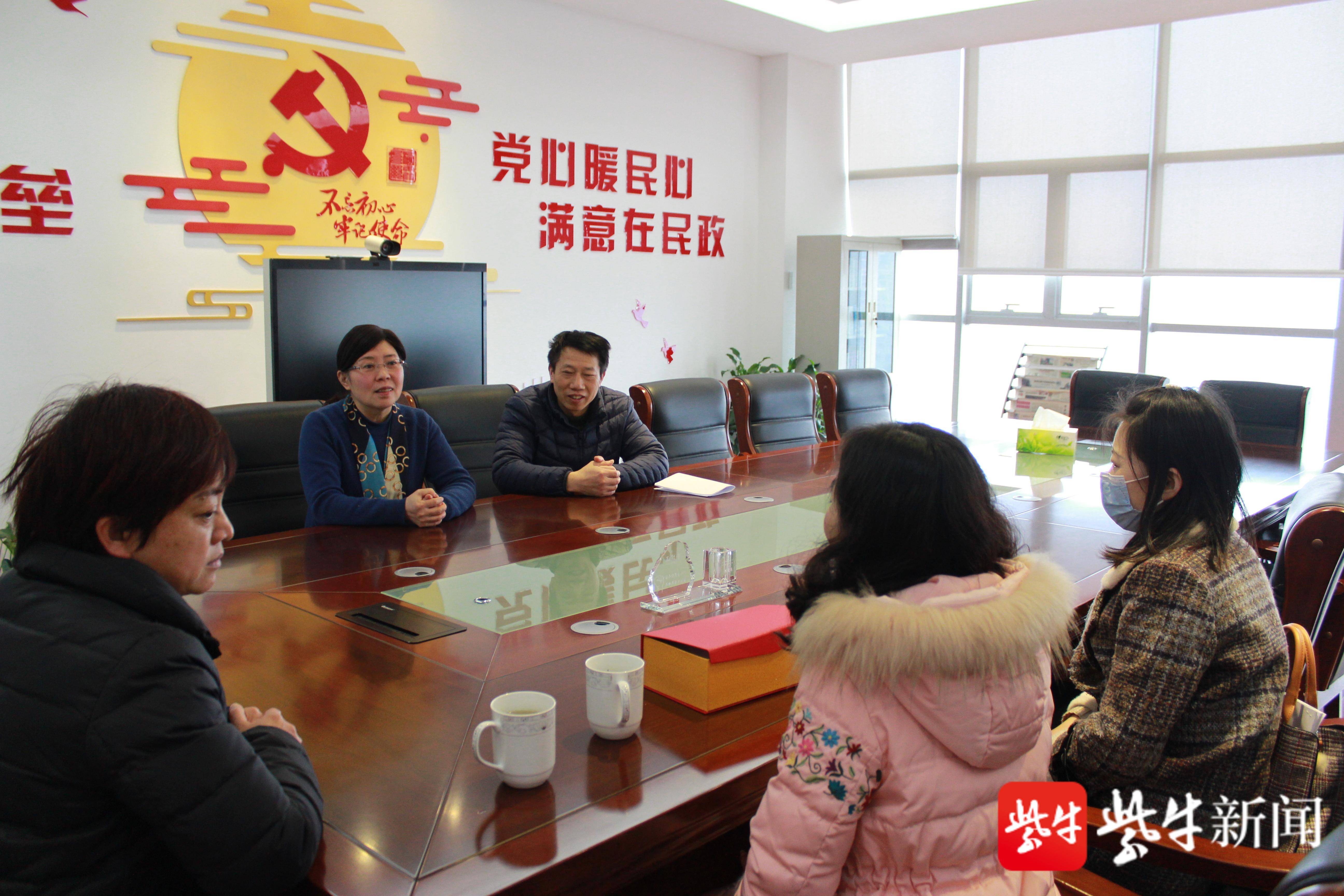 市民朱女士来到栖霞民政局感谢从事未成年人保护的工作人员