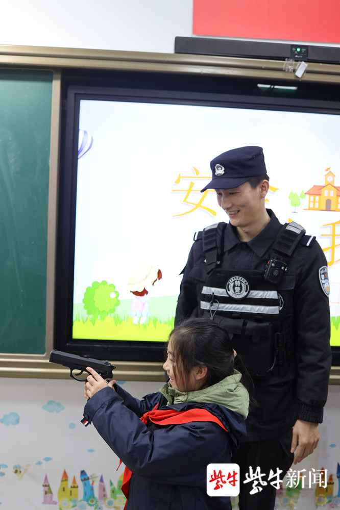 人民警察节到来之际,特警带着装备与孩子们互动