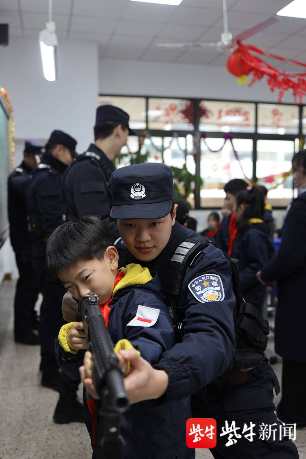 人民警察节到来之际,特警带着装备与孩子们互动