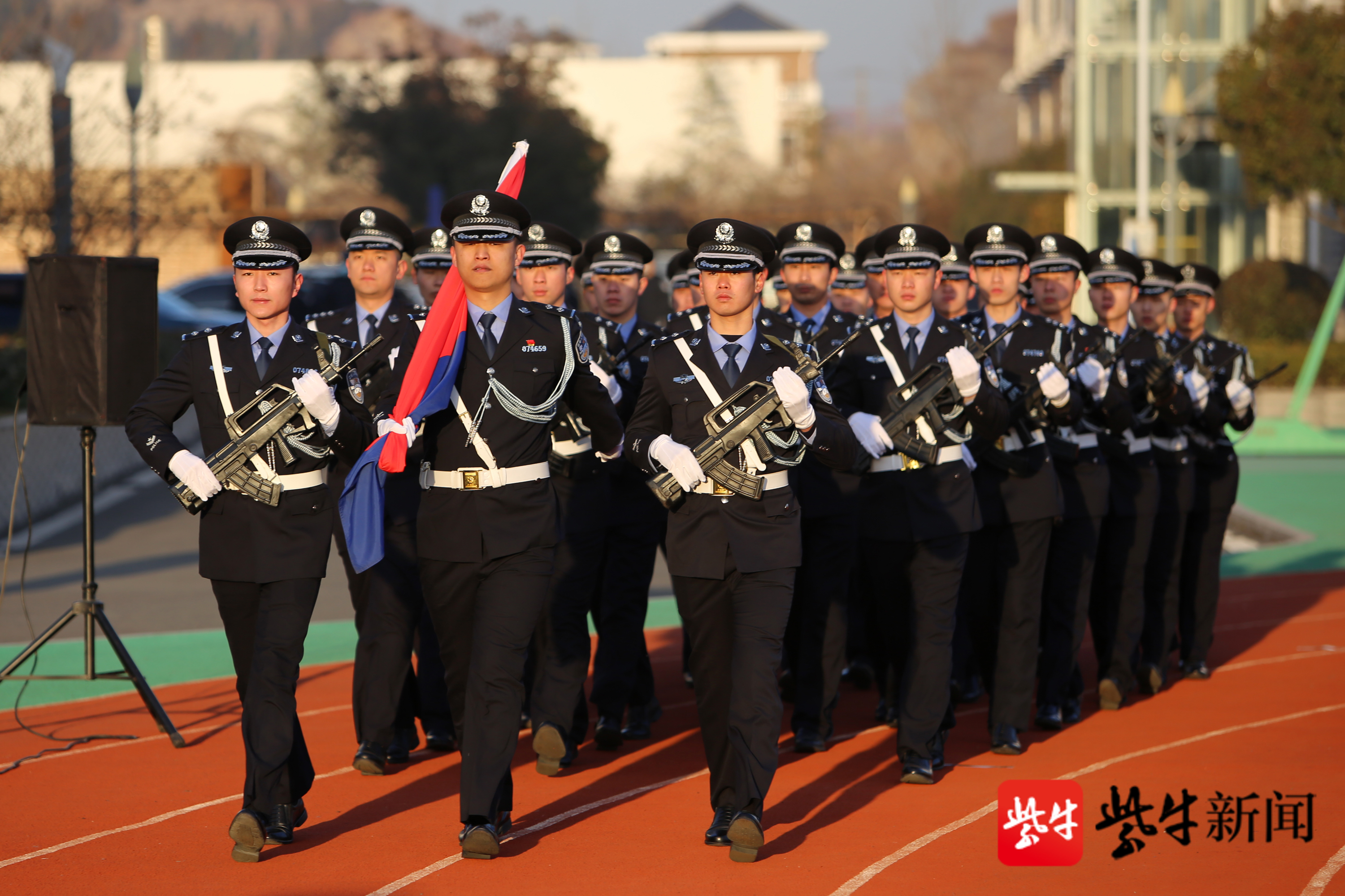 举行升挂警旗仪式,开展警营开放活动,与警旗合张影,向社会报告工作等