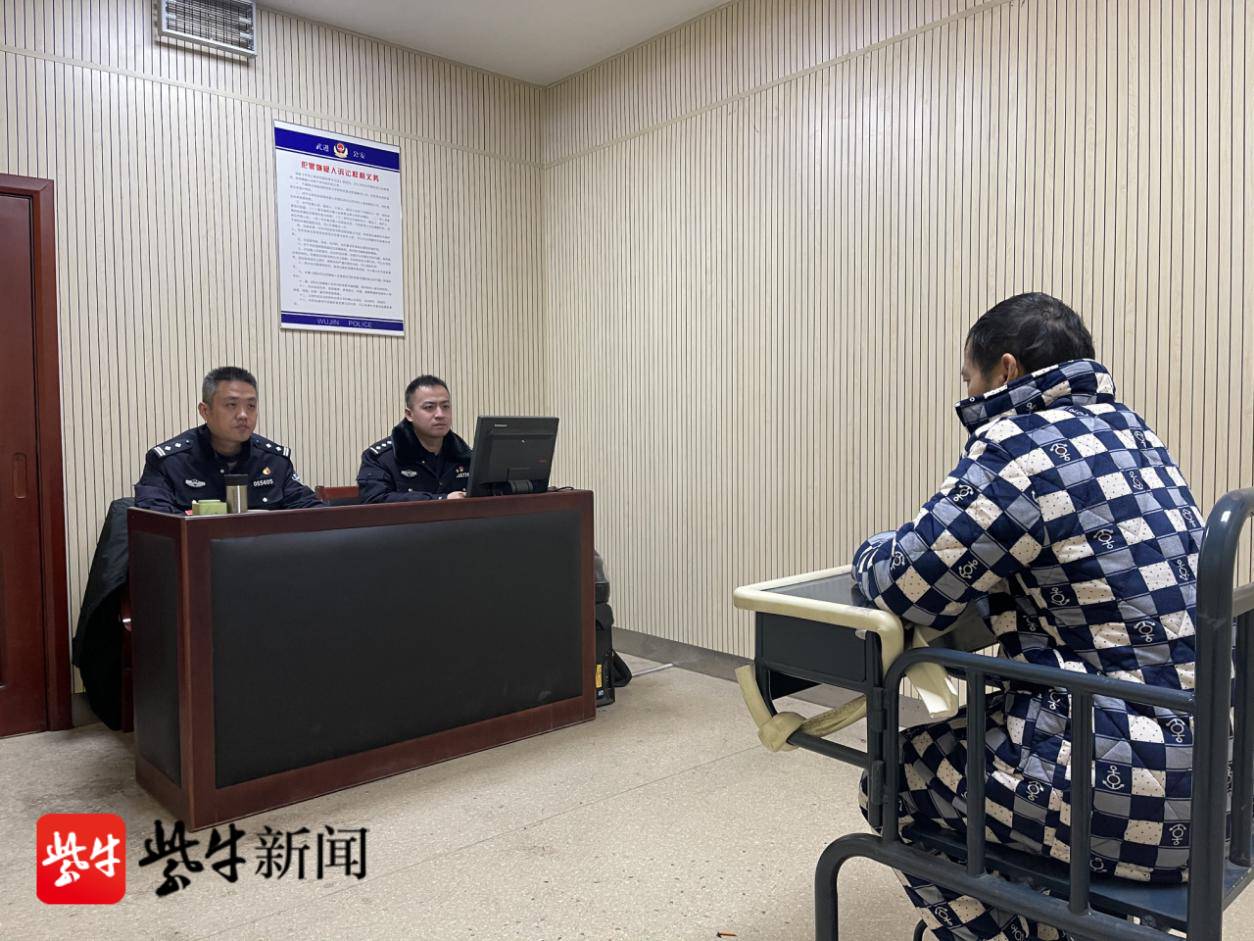 犯罪嫌疑人陶某接受警方调查