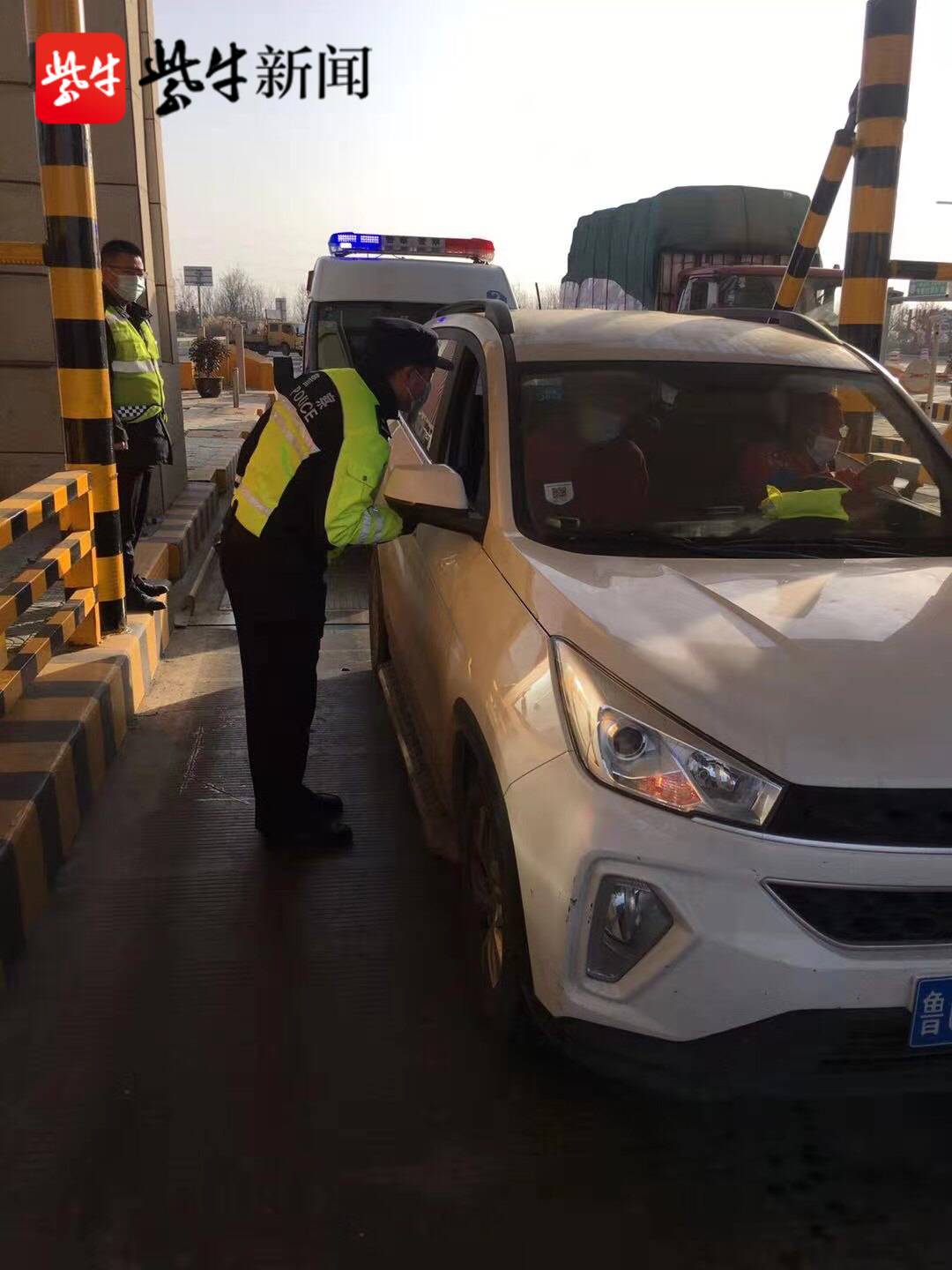 在收费站处接到求助后,民警一路警车开道护送到医院