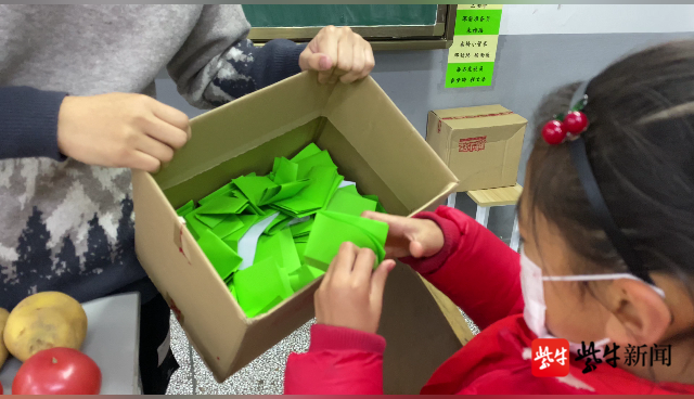 学生抽奖领蔬菜