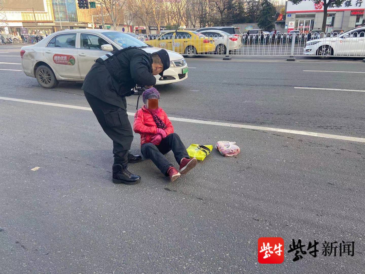 老人摔倒很无助,特警急忙伸援手