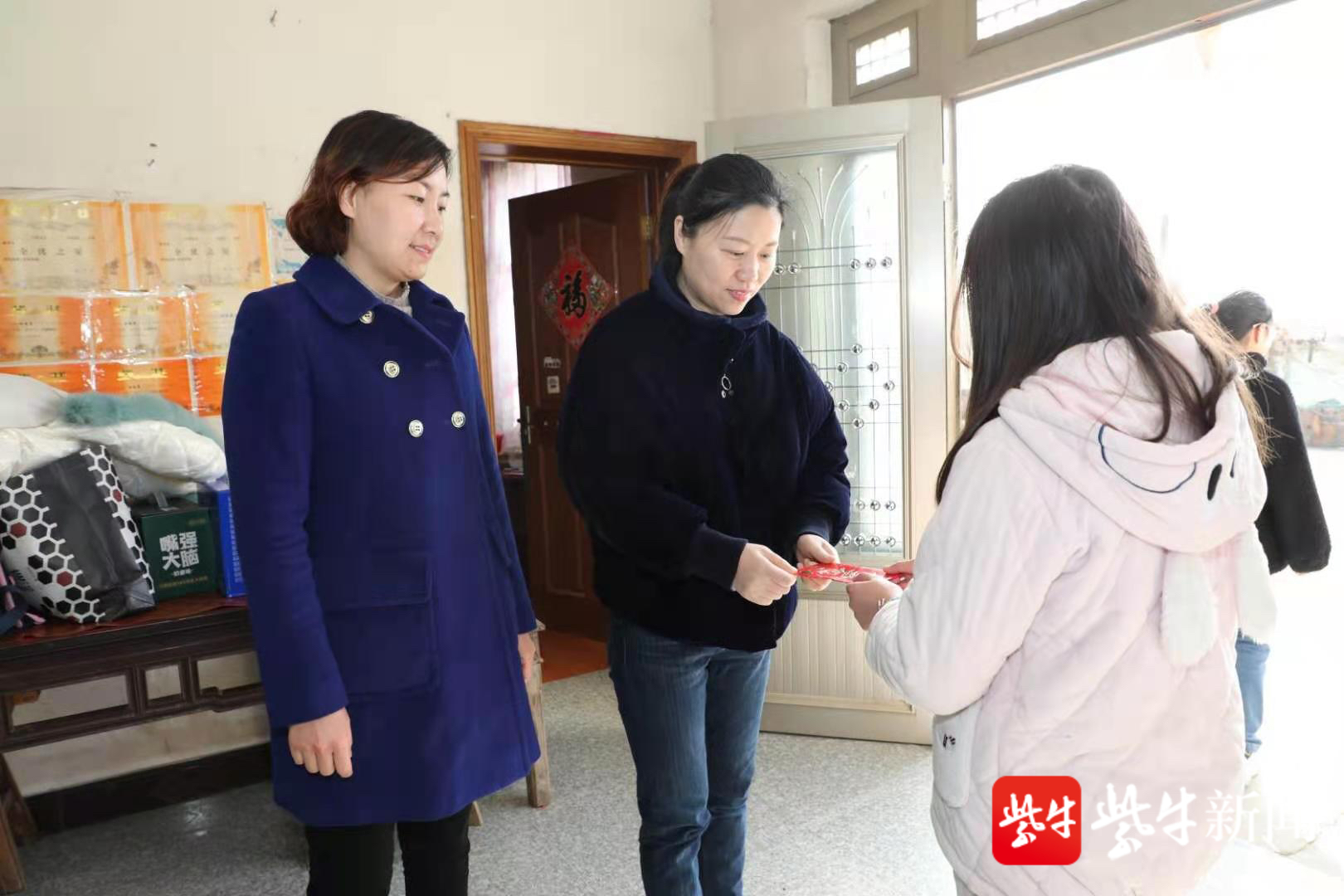 的羽绒服和春节礼物,书包以及压岁钱,在仪征市春蕾爱心公益协会会长