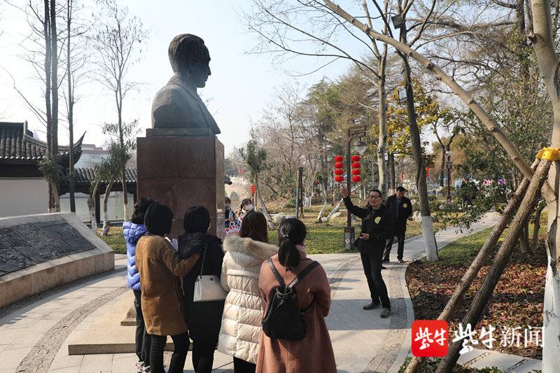 打卡邹韬奋雕像