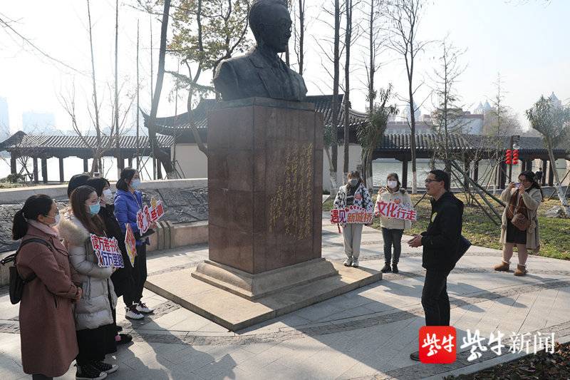 打卡邹韬奋雕像