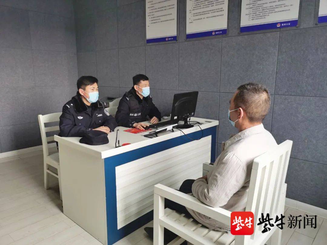 民警汪强强在询问犯罪嫌疑人.