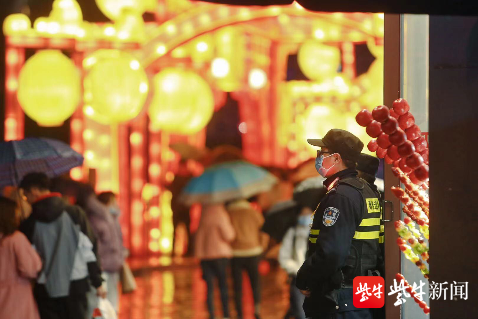 元宵节期间,民警值守在夫子庙景区各执勤岗点,共同守护着金陵城的年味